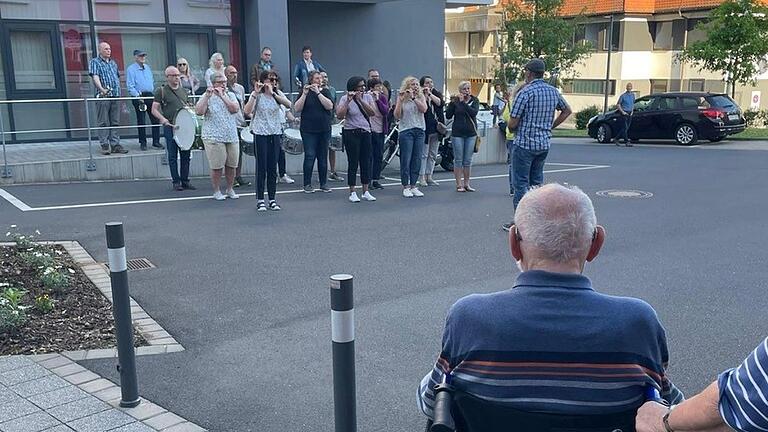 Überrascht und gerührt vom Revival des Spielmannszugs Wildflecken lobte Alfred Kleinhenz die Leistung seiner ehemaligen Mannschaft und freute sich sichtlich. Auch bei den Musikern floss die eine oder andere Freudenträne.       -  Überrascht und gerührt vom Revival des Spielmannszugs Wildflecken lobte Alfred Kleinhenz die Leistung seiner ehemaligen Mannschaft und freute sich sichtlich. Auch bei den Musikern floss die eine oder andere Freudenträne.