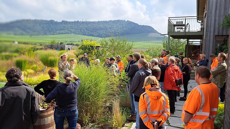 Till Hofmann, Staudengärtnermeister, stellt die Wildstaudenbepflanzungen und Sandbeete in der Staudengärtnerei in Rödelsee vor.