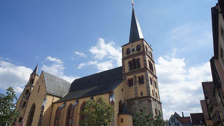 Die Stadtpfarrkirche St. Andreas in Karlstadt hat einen so genannten Echterturm. Dies ist eine spezielle Bauform von Kirchtürmen, die auf den ehemaligen Fürstbischof&nbsp; von Würzburg&nbsp; Julius Echter&nbsp;zurückgeht. Mit der Rekatholisierung wurden viele Kirchen im Bistum erneuert. Die nachgotische Aufstockung mit Spitzhelm erfolgte bei der St. Andreas-Kirche um 1600. &nbsp;