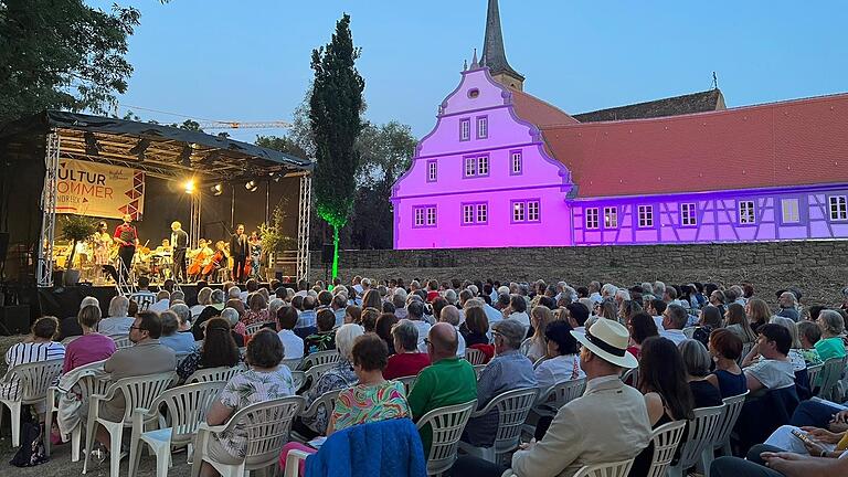 Wie hier beim letztjährigen Konzert des Würzburger Kammerorchesters vor dem Spital finden wieder viele Konzerte und Theaterstücke beim Kultursommer statt.