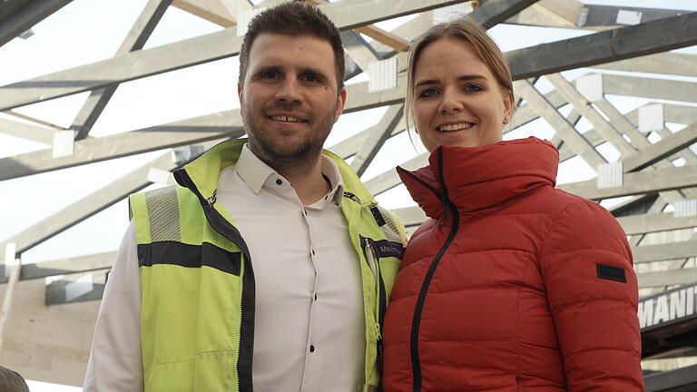 Richtfest an der Eventhütte HerziAlm bei Schondra - Für das künftige Ehepaar Katharina Beck und Maximilian Schuhmann ist die HerziAlm ein Herzensprojekt. Richtfest an der Eventhütte HerziAlm bei Schondra - Für das künftige Ehepaar Katharina Beck und Maximilian Schuhmann ist die HerziAlm ein Herzensprojekt.