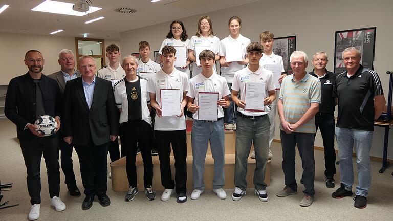 Neun DFB-Junior-Coaches haben erfolgreich ihre Ausbildung absolviert . Im Bild von links: Studiendirektor Daniel Heß, Bürgermeister Jürgen Hennemann, Schulleiter Martin Pöhner, Jakob Meißel, Horst Derra (DFB-Trainer), Justus Linse, Max Meißel, Nick Chatzilampros, Lauris Kirchner, Constantin Ankenbrand, Ehren-Kreisjunioren-Spielleiter Michael Deuerling, Uwe Derra und Michael Kotterba (beide DFB-Trainer) sowie hintere Reihe: Marie Seemann, Samira Seitz und Helena Baiersdorfer.