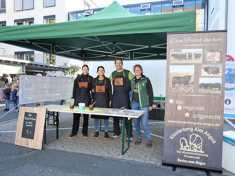 Mithilfe der Öko-Kleinprojektförderung konnte der Rinderzuchtbetrieb „Klosterberg Alm“ aus Wüstenzell in Equipment investieren, um sich bei öffentlichen Veranstaltungen professionell zu präsentieren.