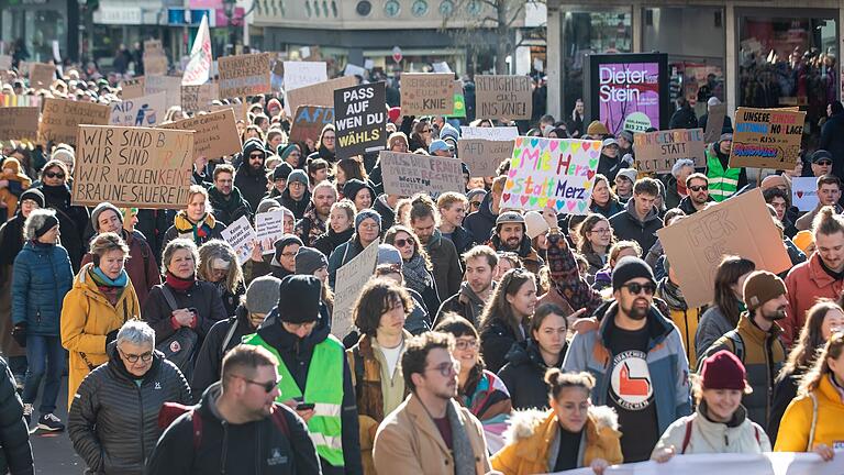 Rund 5000 Menschen haben laut Polizei am Samstag friedlich gegen einen Rechtsruck demonstriert.&nbsp;&nbsp;