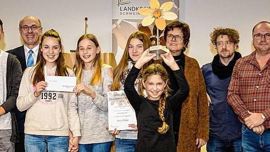 Freuen sich über den Erfolg beim Jugendkulturpreis: (von links) Landrat Florian Töpper, Tom Schroer, Johannes Rieger, Pia Pelz, Veronika Reith, Anna Kamm, Lilly Schöpf, Edeltraud Baumgartl, Matthias Reimers, Peter Kamm und Jens Brendler.