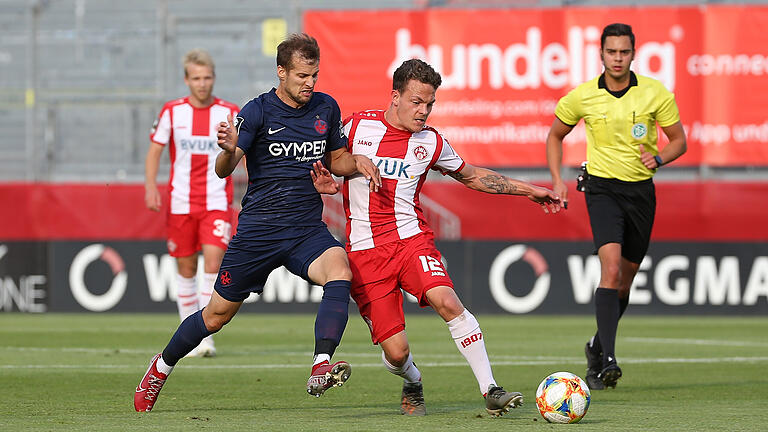 v.li.: Henrick Zuck (1.FC Kaiserslautern), Patrick Sontheimer (FC Würzburger Kickers), Schiedsrichter Asmir Osmanagic