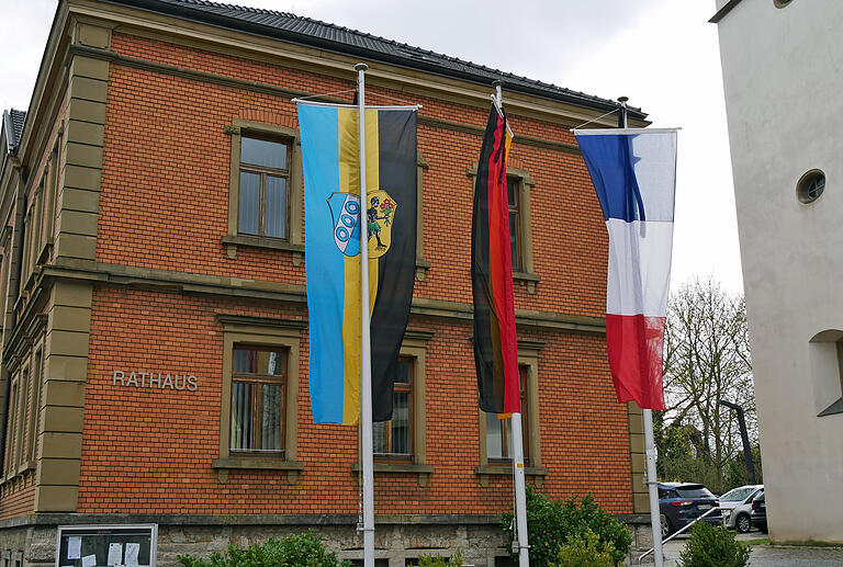 Auch auf der Fahne&nbsp; vor dem Unterpleichfelder Rathaus ist das Wappen des Ortes abgebildet.