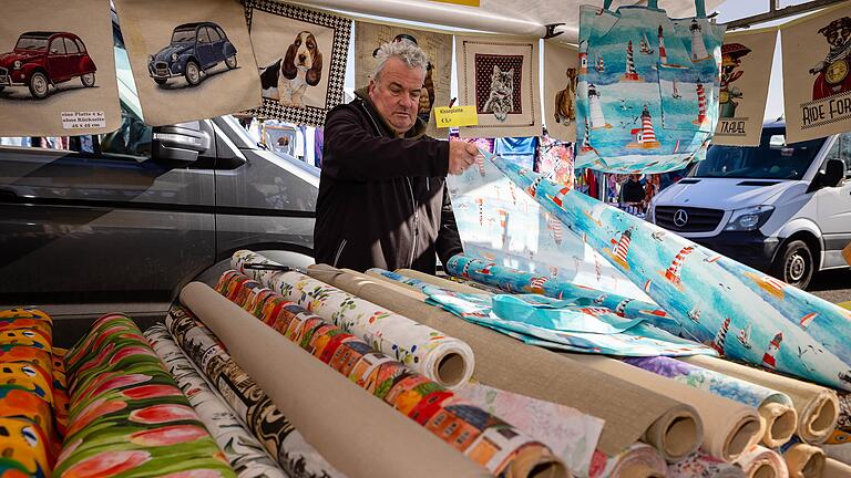 Auch Kissenbezüge, Kunstleder und Nähmuster gab es auf dem Stoffmarkt in Schweinfurt. Auch Kissenbezüge, Kunstleder und Nähmuster gab es auf dem Stoffmarkt in Schweinfurt.