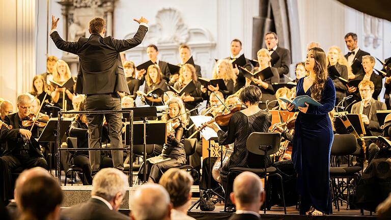 Der Kammerchor am Würzburger Dom glänzte unter der Leitung von Domkapellmeister Alexander Rüth zusammen mit Concerto Köln beim Würzburger Mozartfest.