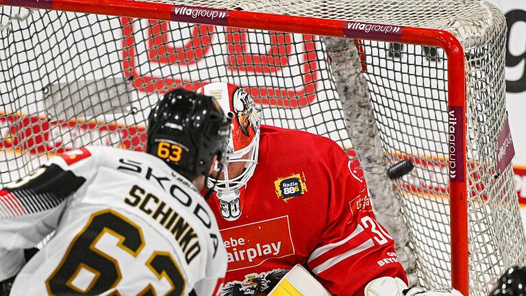 Deutschland - Österreich       -  Wolfsburgs Luis Schinko ist einer der Gewinner beim Deutschland Cup.