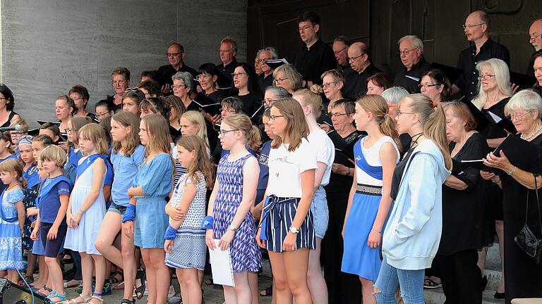 Jung und Alt gemeinsam – vor der katholischen Pfarrkirche St. Josef sangen der Kinder- und Jugendchor Lengfurt und die Katholische Kantorei Marktheidenfeld.