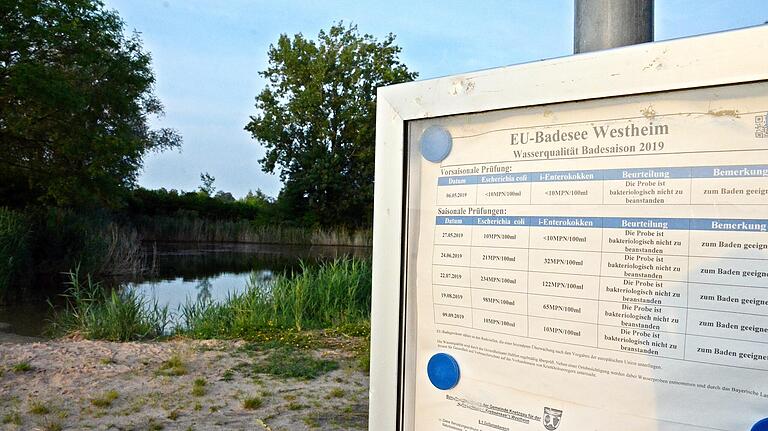 Verwirrung um die Bezeichnung 'Badesee': Am Westheim Krebssee weist eine Tafel auf die EU-Untersuchungen zur Wasserqualität hin. Doch dass er als 'EU-Badesee' gilt, sagt nur etwas über die Wasserqualität aus. Wer schwimmt, tut das trotzdem auf eigene Gefahr.