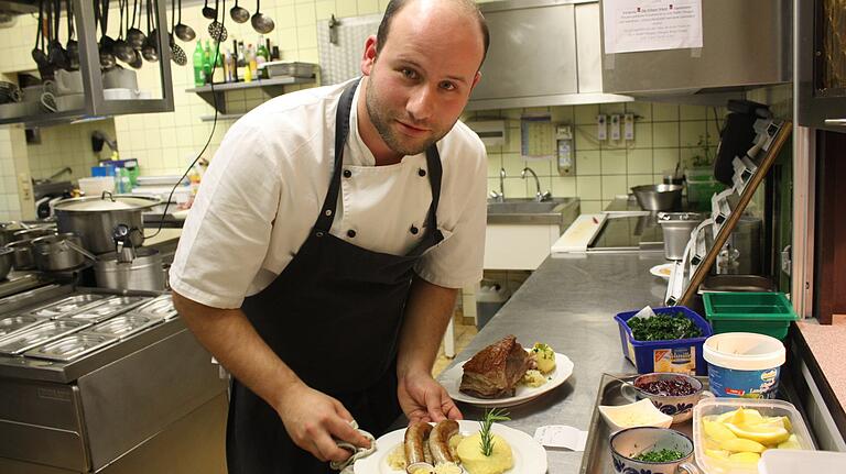 Als er noch kochen durfte: Sebastian Stahl in der Küche seiner Weinstube Ehrbar in Frickenhausen. Als er noch kochen durfte: Sebastian Stahl in der Küche seiner Weinstube Ehrbar in Frickenhausen. 