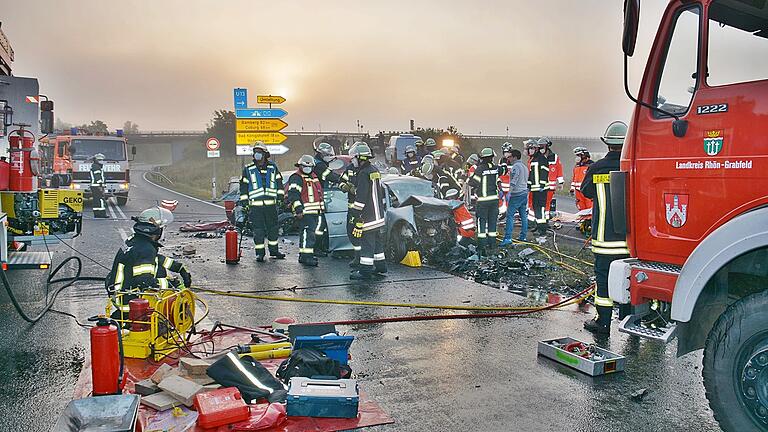 Nach dem schweren Unfall am Mittwoch auf der B279 wird weiter zur noch unklaren Unfallursache ermittelt. Nach dem schweren Unfall am Mittwoch auf der B279 wird weiter zur noch unklaren Unfallursache ermittelt. 