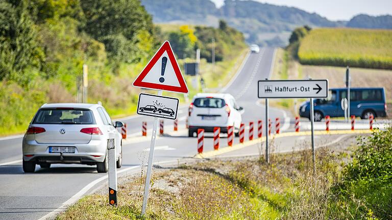 Es sieht aus wie eine Baustelle, obwohl hier nicht gebaut wird: Baken ändern an der Einmündung zum Gewerbegebeit Godelstatt von der Prappacher Straße aus die Verkehrsführung.