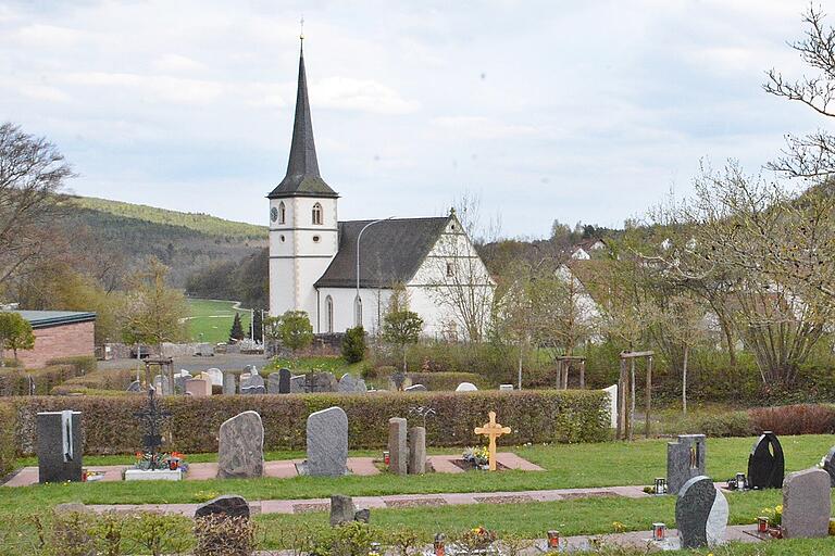 Noch sind am Schönauer Friedhof Plätze für Urnengräber vorhanden. Eine Erweiterung ist angedacht, soll aber auf Vorschlag der Bürger noch verschoben werden.