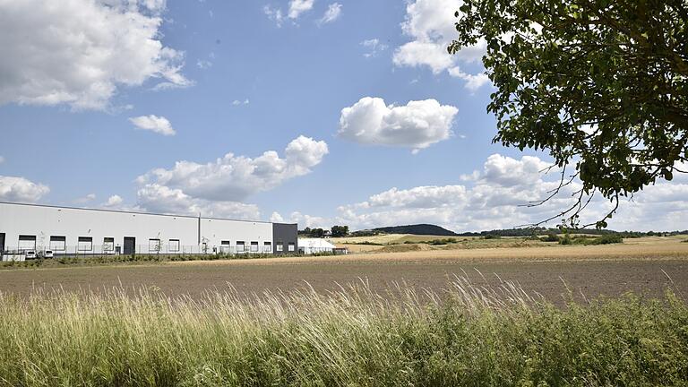 Hier wird die 'Fränkische' Königsberg eine große Photovoltaikanlage einrichten. Der Stadtrat stimmte dem Projekt zu.