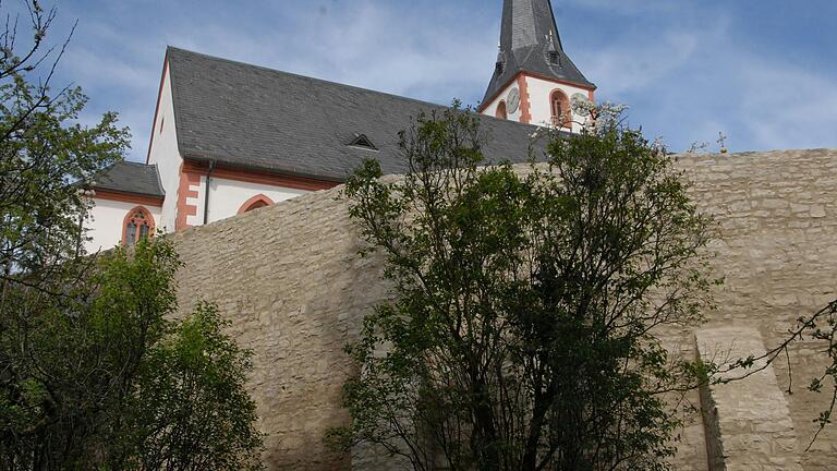 Ein imposantes Bauwerk ist die 77 Meter lange und bis zu fünf Meter hohe Kirchgartenmauer in Sulzfeld, die umfangreich saniert wurde.