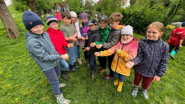 Frischer geht's nimmer: Die Drittklässler mit Eiern vom Bio-Bauernhof der Familie Schleyer.