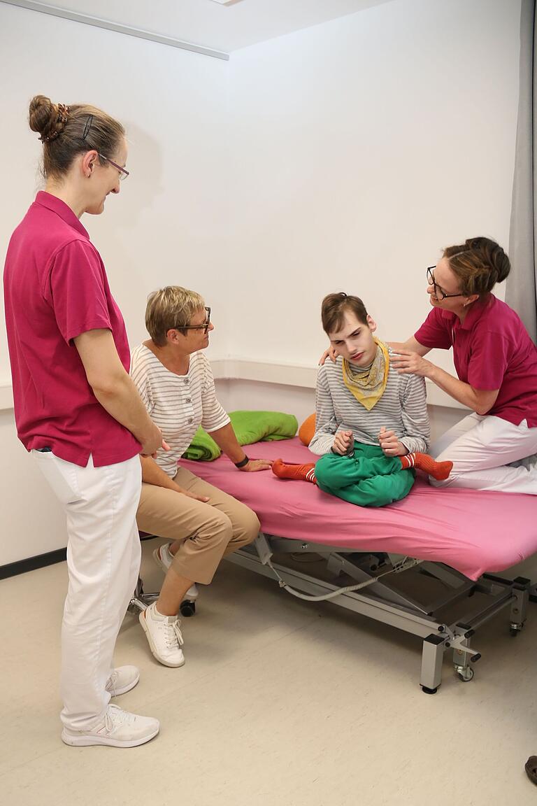 Staatssekretärin Sabine Dittmar (Zweite von links) ließ sich die Arbeit mit Behinderten (hier mit dem Patienten Lorenzo Della Coletta) von Dr. Sabrina Ott (links) und Dr. Anja Klafke erklären. Staatssekretärin Sabine Dittmar (Zweite von links) ließ sich die Arbeit mit Behinderten (hier mit dem Patienten Lorenzo Della Coletta) von Dr. Sabrina Ott (links) und Dr. Anja Klafke erklären.