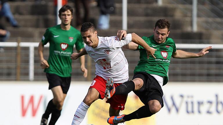 FC Schweinfurt 05-Würzburger Kickers       -  Es ist der Sport-Knaller der Woche: An diesem Dienstag (19.30 Uhr) treffen in der Fußball-Regionalliga Bayern der FC Schweinfurt 05 (5.) und die Würzburger Kickers (2.) aufeinander. Bis Montagnachmittag waren schon 3000 Karten verkauft. Wir werden am Dienstag live vom Spiel berichten.
Weitere Artikel rund ums Unterfranken-Derby am 7. Oktober hier auf www.mainpost.deDas letzte Mainfranken-Derby im Oktober 2013 (Bild: Niklas  Weißenberger, Würzburger Kickers, im Zweikampf mit Tom Jäckel, FC Schweinfurt 05) endete 1:1.