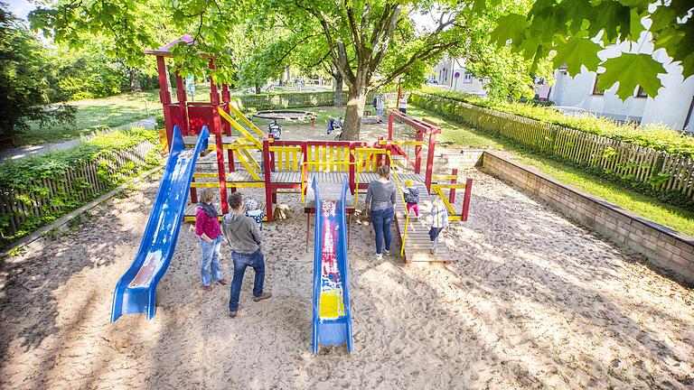 Es geht wieder bergauf: Kinderspielplätze wie hier in der Haßfurter Promenade sind in Bayern wieder geöffnet. Auch die Zahlen klingen erfreulich: Es gibt keine Neuinfektionen und die meisten Infizierten im Landkreis haben die Krankheit mittlerweile überstanden.