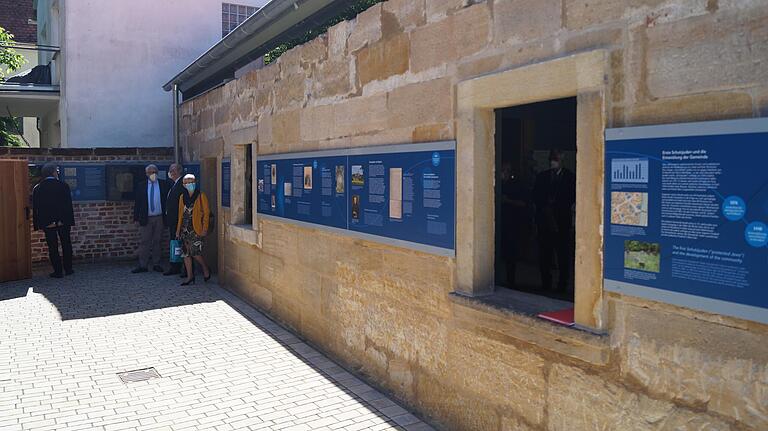 Infotafel an der Innen- und Außenseite des Nebengebäudes der Synagoge verweben die jüdische Geschichte mit der Ortsgeschichte. Infotafel an der Innen- und Außenseite des Nebengebäudes der Synagoge verweben die jüdische Geschichte mit der Ortsgeschichte.