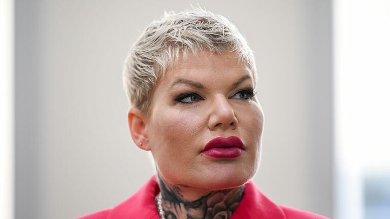 Prozess gegen Melanie Müller beginnt - Seine Mandantin habe keine rechte Gesinnung und sei unpolitisch, sagte der Anwalt von Melanie Müller im Prozess. Prozess gegen Melanie Müller beginnt - Seine Mandantin habe keine rechte Gesinnung und sei unpolitisch, sagte der Anwalt von Melanie Müller im Prozess.