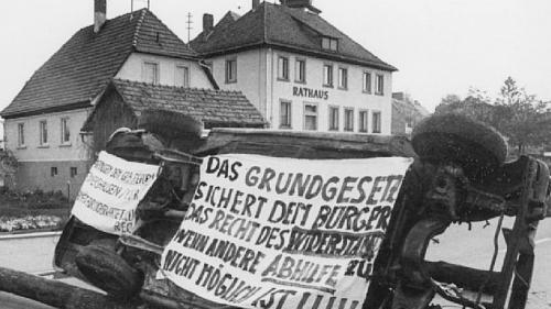 Mit einem Auto, welches die Feuerwehr für Übungen genutzt hat, wurde die Ortsdurchfahrt von Ermershausen blockiert.