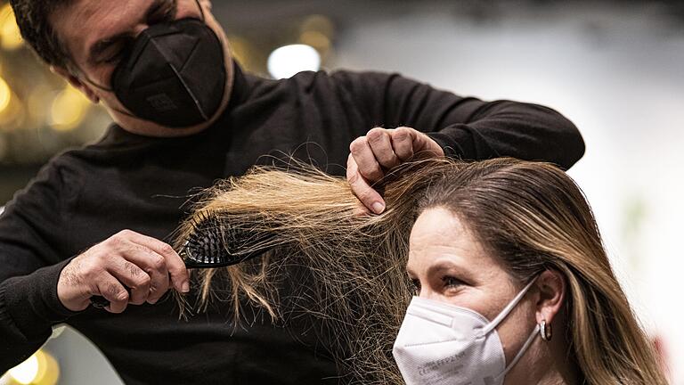 Für Besuche beim Friseur brauchen Kunden ab sofort ein negatives Coronatest-Ergebnis.