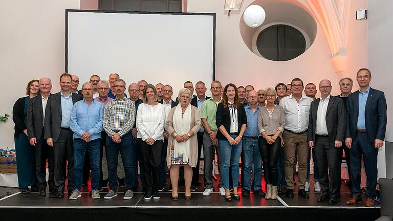 Die Kurtz Ersa Betriebsjubilare mit 25 und mehr Jahren Betriebszugehörigkeit und Geschäftsführer (von links): Susanne Eyrich, Dr. Michael Wenzel, Dr. Michael Fischer, Harald Kuch, Thomas Stahl, Thomas Mühleck, Otto Münkel, Jürgen Holzmeister, Gunther Dinziol, Karl-Heinz Goldschmitt, Edwin Meixner, Melanie Schumacher, Markus Rechnitzer, Jürgen Stahl, Sonja Fecher, Matthias Ziegler, Rainer Kurtz, Alexander Gehlfuß, Andreas Michel, Marina Steiler, Frank Adam, Albrecht Eitel, Josef Seufert, Alexander Ott, Gabriele Kahle, Johann Perschke, Marcel Arburt, Alexander Martin, Viktor Volk, Ralph Knecht, Uwe Rothaug, Matthias Hofmann. Die Kurtz Ersa Betriebsjubilare mit 25 und mehr Jahren Betriebszugehörigkeit und Geschäftsführer (von links): Susanne Eyrich, Dr. Michael Wenzel, Dr. Michael Fischer, Harald Kuch, Thomas Stahl, Thomas Mühleck, Otto Münkel, Jürgen Holzmeister, Gunther Dinziol, Karl-Heinz Goldschmitt, Edwin Meixner, Melanie Schumacher, Markus Rechnitzer, Jürgen Stahl, Sonja Fecher, Matthias Ziegler, Rainer Kurtz, Alexander Gehlfuß, Andreas Michel, Marina Steiler, Frank Adam, Albrecht Eitel, Josef Seufert, Alexander Ott, Gabriele Kahle, Johann Perschke, Marcel Arburt, Alexander Martin, Viktor Volk, Ralph Knecht, Uwe Rothaug, Matthias Hofmann. 