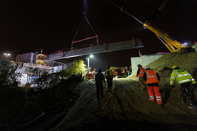 Spektakuläre Bilder: Ein Kran hob im November2021&nbsp; an der Baustelle zur neuen Siligmüllerbrücke in Würzburg einen riesigen Stahlträger in die Verankerungen beidseits der Bahnlinie. Kein leichtes Unterfangen bei einem Gewicht von 56 Tonnen und einer Länge von 43 Metern.