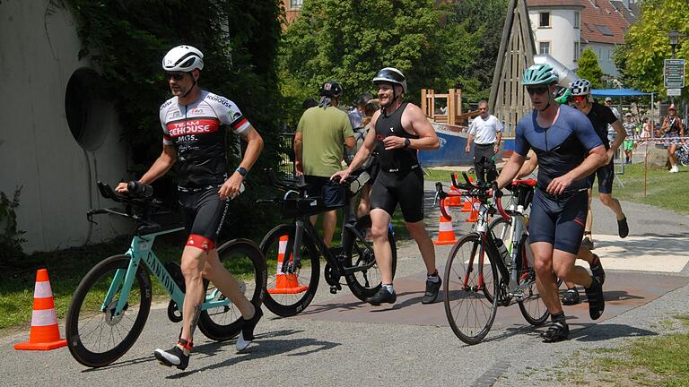 Bei Sonnenschein wechselten die Triathleten auf die Räder. Der Regen kam später. Bei Sonnenschein wechselten die Triathleten auf die Räder. Der Regen kam später.