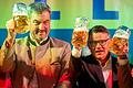 Politischer Frühschoppen auf dem Volksfest Gillamoos       -  Markus Söder (l, CSU), Ministerpräsident von Bayern, und Boris Rhein (r, CDU), Ministerpräsident von Hessen, stoßen beim Politischen Frühschoppen Gillamoos gemeinsam auf der Bühne mit einer Maß Bier an.