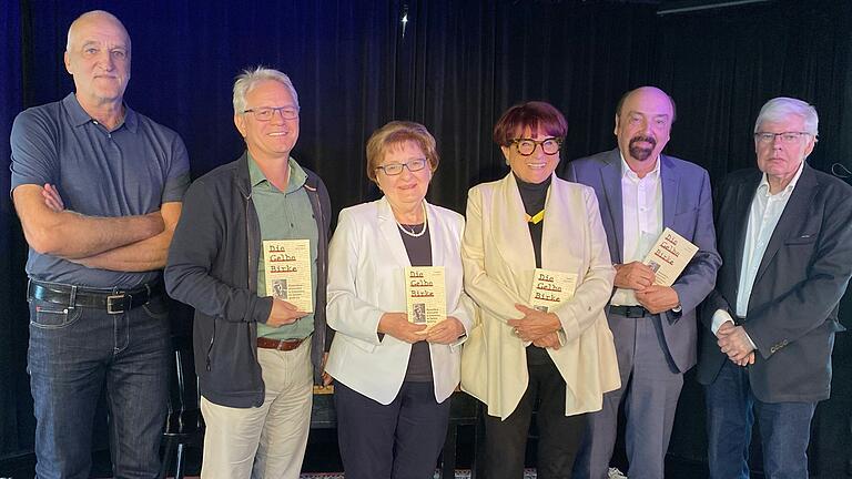 Die Familie fühlte sich geehrt: Bei der Vorstellung der Broschüre über die NS-Widerstandsgruppe 'Gelbe Birke' von Andreas Bauer in der Disharmonie waren (v.l.) Autor Hannes Helferich, Andreas und Anneliese Bauer, Johanna Bonengel (Initiative gegen das Vergessen), SPD-Stadtrat Peter Hofmann und der frühere Stadtarchivar Uwe Müller.