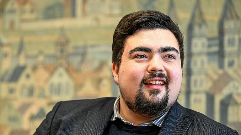 Niklas Wagener aus Aschaffenburg ist Spitzenkandidat der Grünen in Unterfranken. Der zweitjüngste Bundestagsabgeordnete gilt in seiner Fraktion als Experte für Forst- und Verteidigungspolitik. Niklas Wagener aus Aschaffenburg ist Spitzenkandidat der Grünen in Unterfranken. Der zweitjüngste Bundestagsabgeordnete gilt in seiner Fraktion als Experte für Forst- und Verteidigungspolitik.