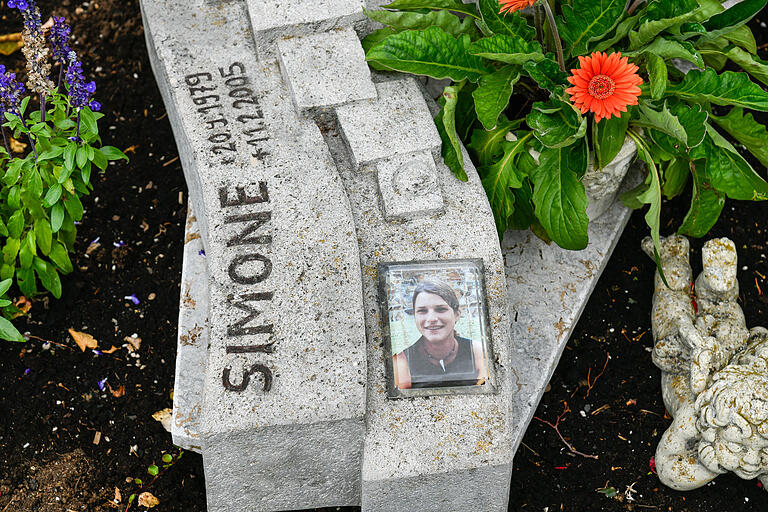 Rieden im Landkreis Würzburg ist der Geburtsort von Simone Strobel, die 2005 in Australien auf einer Reise und ungeklärten Umständen starb. In ihrem Heimatort befindet sich auch das Grab. Rieden im Landkreis Würzburg ist der Geburtsort von Simone Strobel, die 2005 in Australien auf einer Reise und ungeklärten Umständen starb. In ihrem Heimatort befindet sich auch das Grab. 