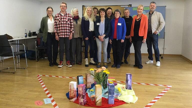 Bei einer Feierstunde überreichte Ordinariatsrätin Dr. Christine Schrappe (2. von rechts) den Teilnehmerinnen und Teilnehmern des Pastoralen Grundseminars die Zertifikate.