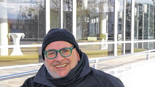 Markenzeichen grüne Brille: Gerhard Haase-Hindenberg auf der Außentreppe des Theaters.