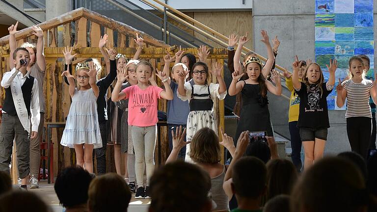 Kleine Solisten zeigten großes Können - Zum Ende des Schuljahres wurde in der Grundschule Gochsheim das Musical „Das tapfere Schneiderlein“ aufgeführt. Nicht nur alle Klassen, Lesepaten und das Büchereiteam, sondern auch die zukünftigen Erstklässler sowie die Schüler der fünften und sechsten Klassen der Mittelschule konnten sich an der Geschichte des heldenhaften Schneiderleins erfreuen. Kleine Solisten zeigten großes Können - Zum Ende des Schuljahres wurde in der Grundschule Gochsheim das Musical „Das tapfere Schneiderlein“ aufgeführt. Nicht nur alle Klassen, Lesepaten und das Büchereiteam, sondern auch die zukünftigen Erstklässler sowie die Schüler der fünften und sechsten Klassen der Mittelschule konnten sich an der Geschichte des heldenhaften Schneiderleins erfreuen.
