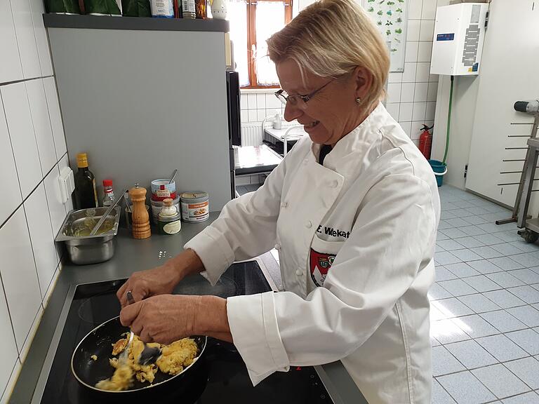 Natürlich mit ein paar Safranfäden: Edeltraud Woitekat macht Kaiserschmarrn.&nbsp;