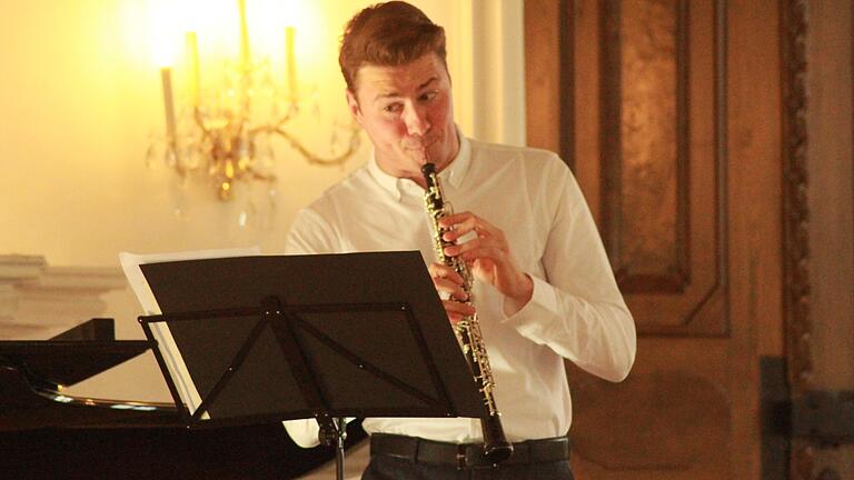 Oboist Andrey Godik, der aus Russland stammt, tritt mit anderen Musikern der Bamberger Symphoniker, bei einem Benfizkonzert am Sonntag um 17 Uhr in der Schweinfurter Stadthalle auf.