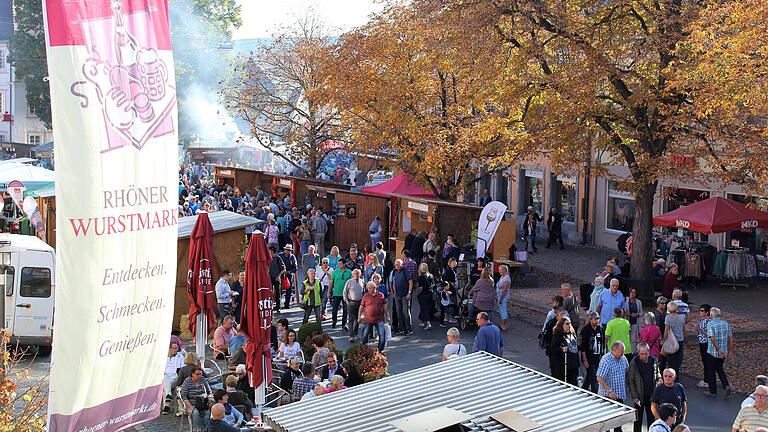 Unter dem Motto 'Entdecken, Schmecken, Genießen' lädt Ostheim am zweiten Oktober-Wochenende zum 11. Rhöner Wurstmarkt ein. Erneut sind wieder, wie auf dem Archivbild im Jahr 2018, zahlreiche Besucherinnen und Besucher zu erwarten.