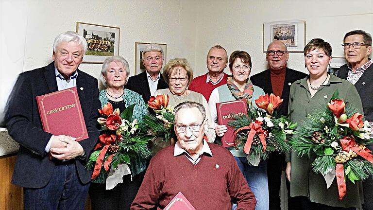Hintere Reihe (von links): Dr. Herrmann Saalmüller, Marianne Nicklaus, Herbert Nicklaus (alle für 70 Jahre), Ilse Faulhaber (für 25 Jahre), Siegmar Liszka, Tanja Kärpf, Reinhold Geb (alle für 40 Jahre), Dr. Jürgen Glöckner und Nina Fischer (für 25 Jahre) und sitzend Willhelm Götzendörfer für 50 Jahre Vereinszugehörigkeit.