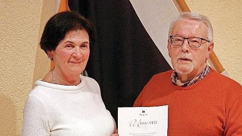 Vorsitzende Herta Kaiser (links) überreicht Heinrich Fuchs die Urkunde für 50 Jahre Mitgliedschaft beim Kolpingwerk Deutschland.       -  Vorsitzende Herta Kaiser (links) überreicht Heinrich Fuchs die Urkunde für 50 Jahre Mitgliedschaft beim Kolpingwerk Deutschland.