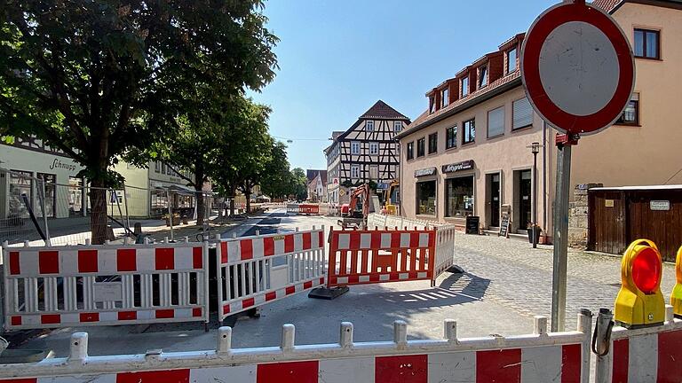 Die Bauarbeiten in der Ostheimer Marktstraße ruhen zurzeit. Daher ist für Verkehrsteilnehmer die Fahrt durch die Innenstadt bis zum 21. August möglich.