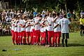 Gedenkminute beim Benefizspiel des TSV Sackenbach gegen den TSV Partenstein. Zuschauer und Mannschaft trugen ein Spenden-Shirt mit der Aufschrift 'Du bist für immer in unseren Herzen, wir sind eine Familie'.