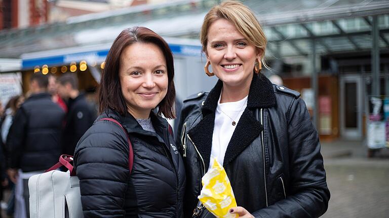 Zwei Besucherinnen des Würzburger Mantelsonntags mit gebrannten Mandeln. Zwei Besucherinnen des Würzburger Mantelsonntags mit gebrannten Mandeln.