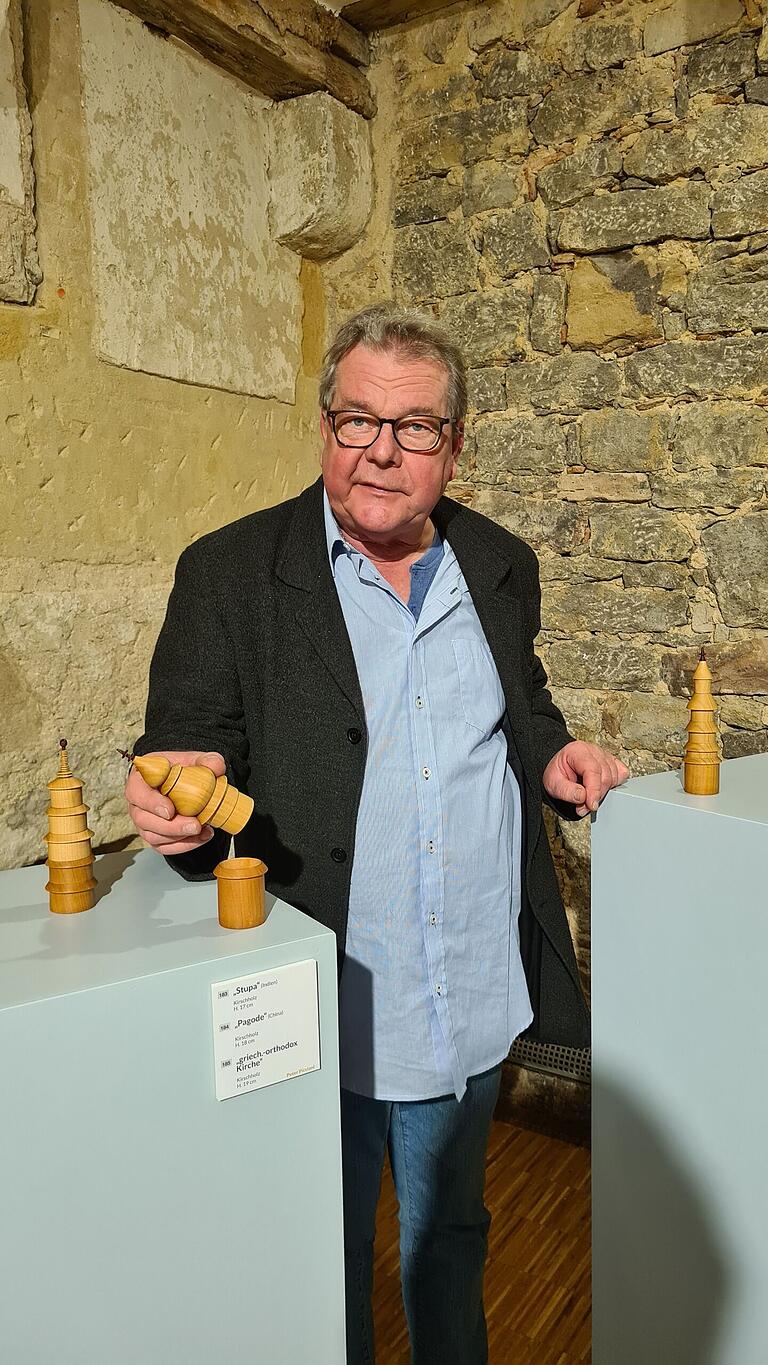 Peter Picciani und seine gedrechselten 'Holy boxes'. Peter Picciani und seine gedrechselten 'Holy boxes'.