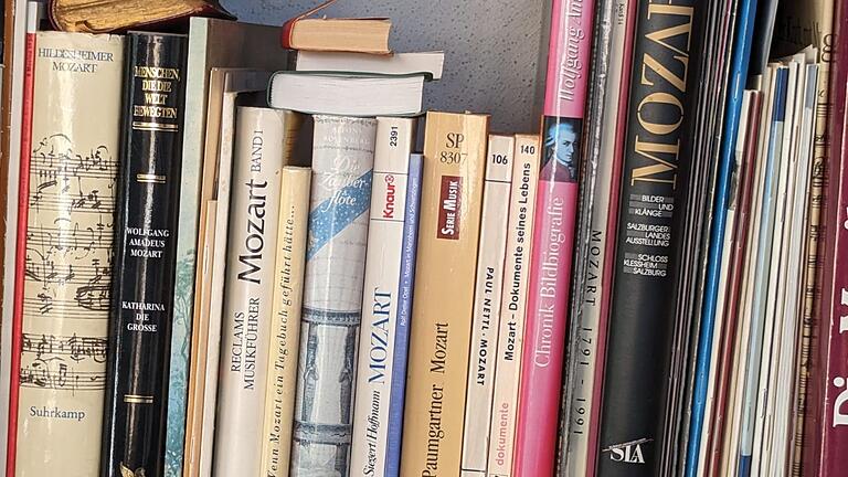Überraschung in der Bibliothek des Künstlers: Thomas Grochowiak vertiefte sich nicht nur hörend in die Musik Mozarts, sondern wollte sie auch lesend verstehen. Überraschung in der Bibliothek des Künstlers: Thomas Grochowiak vertiefte sich nicht nur hörend in die Musik Mozarts, sondern wollte sie auch lesend verstehen.